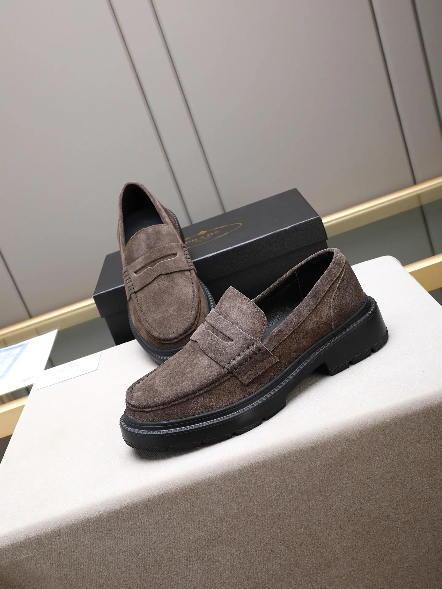 Men's shoes💰480 [Available on Tmall and Taobao major platforms] Prada men's best-selling premium casual leather shoes, imported first-layer matte cowhide loafers combine exquisite elements with modern charm, are strong in toughness, resistant to folding, not easily deformed, and durable in wear! Water-dyed sheep's ➕cow pad! Foam ultra-light and wear-resistant outsole, code number 38-44 (45 is custom-made, non-returnable and non-exchangeable)